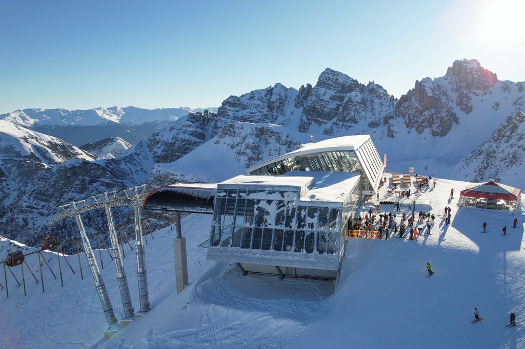 Die Bergstation der Hoadlbahn II - Links am Hoadl Haus stand bis zur letzten Saison nur die Bergstation des Doppelsessels Hoadl II. Jetzt ist das Gebäude deutlich größer. Unter der neuen Gondelbahn durch sieht man natürlich auch die Strecke der Olypiabahn. - © Axamer Lizum GmbH Die Bergstation der Hoadlbahn II - Links am Hoadl Haus stand bis zur letzten Saison nur die Bergstation des Doppelsessels Hoadl II. Jetzt ist das Gebäude deutlich größer. Unter der neuen Gondelbahn durch sieht man natürlich auch die Strecke der Olypiabahn. - © Axamer Lizum GmbH