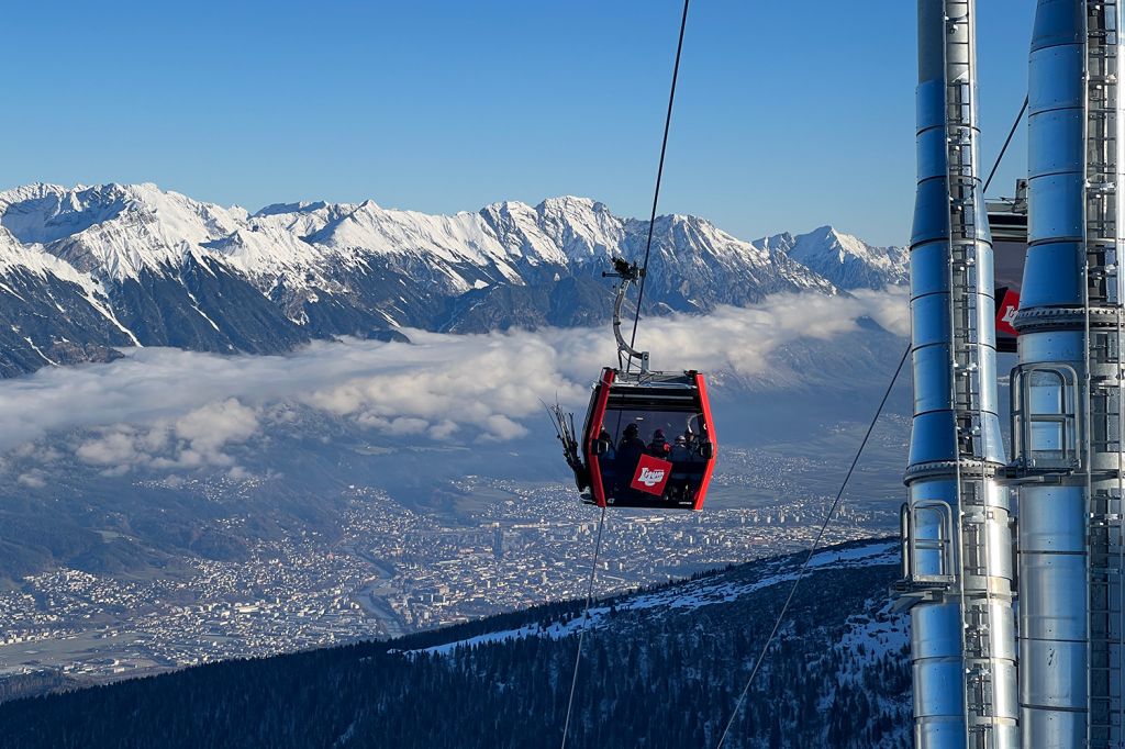 Hoadlbahn II - Traumhafter Ausblick von oben über Innsbruck und die Nordkette. Die neue Bahn steigert nicht nur den Komfort erheblich, sondern liefert auch noch atemberaubende neue Fotoperspektiven. - © Axamer Lizum GmbH