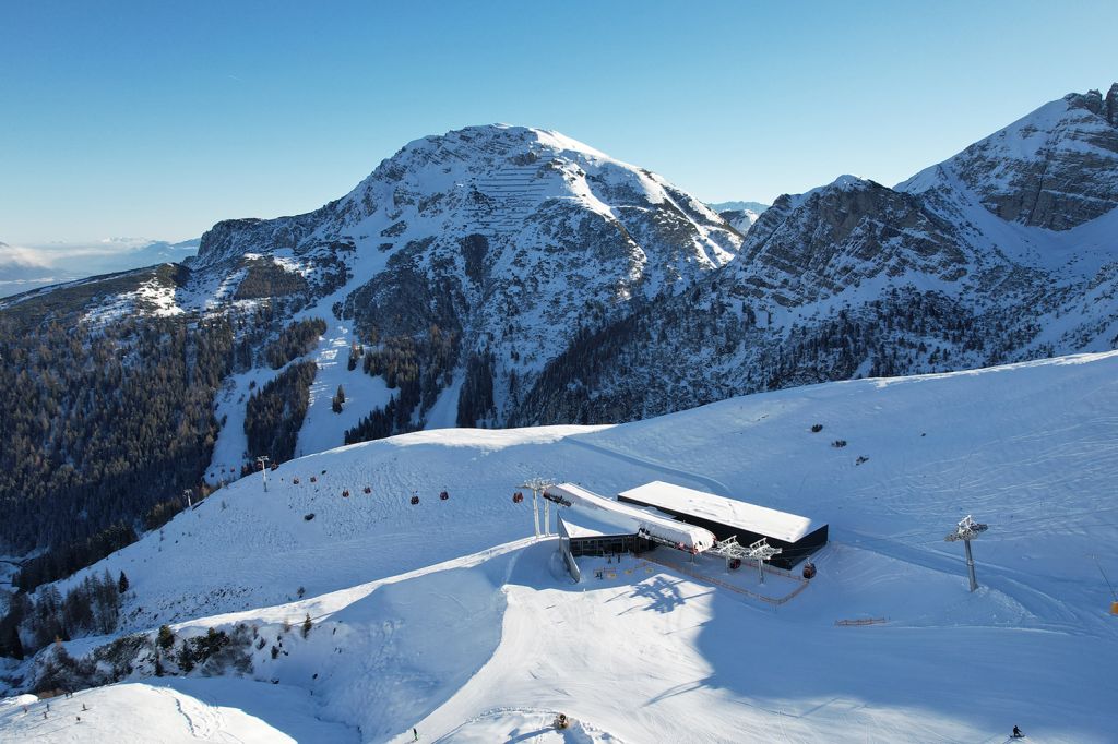 Mittelstation Hoadlbahn - Eine Mittelstation hat die neue Hoadlbahn auch. Sie liegt ungefähr dort, wo die Talstation der Sesselbahn Hoadl II lag. - © Axamer Lizum GmbH