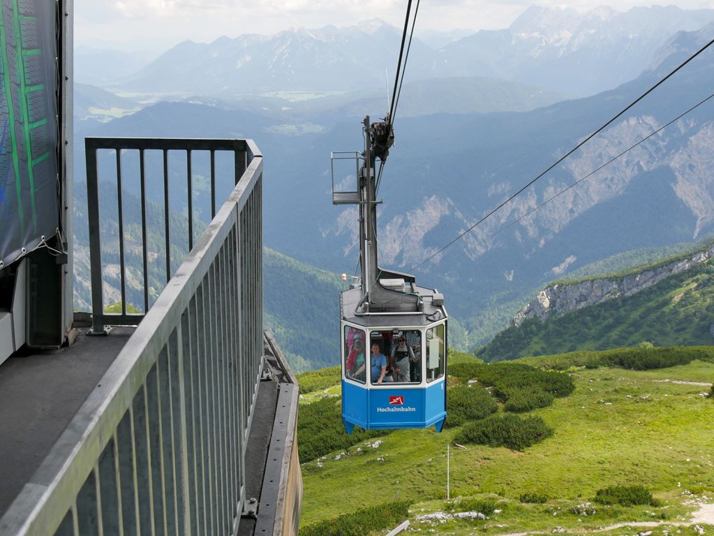 Hochalmbahn Garmisch-Partenkirchen - Einfacht der Gondel in die Bergstation. - © alpintreff.de / christian Schön