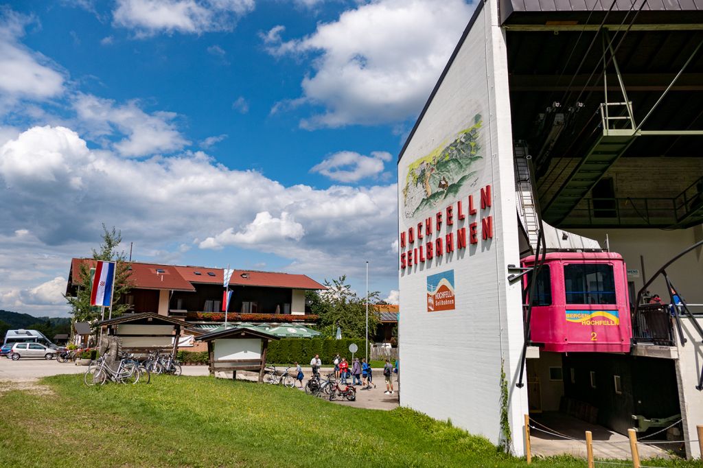 Kapazität Hochfelln Seilbahn I - Die Bahn verfügt über zwei Kabinen für jeweils 70 Fahrgäste und befördert so bis zu 800 Personen pro Stunde bis auf die Mittelstation. Bereits dort gibt es ein schönes Almengebiet mit einigen netten Bergrestaurants.  - © alpintreff.de - Christian Schön