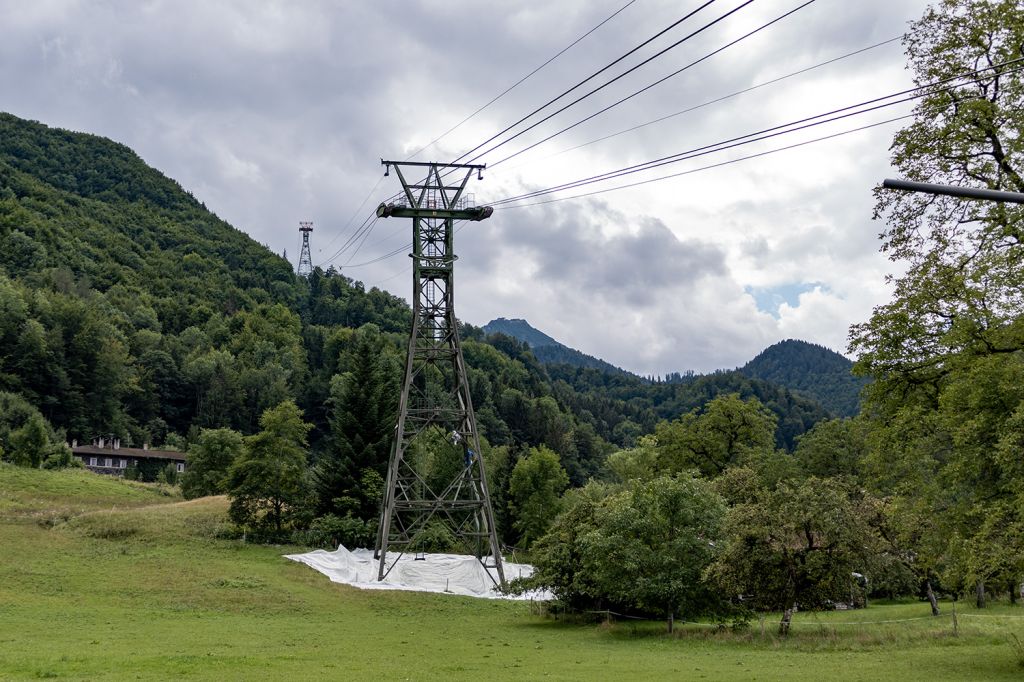 Zwei Sektionen der Hochfelln Seilbahn - Weiter hoch führt die Hochfelln Seilbahn II, die fast direkt am Gipfel des Hochfelln auf 1.674 Meter Seehöhe die Bergstation hat. - © alpintreff.de - Christian Schön Zwei Sektionen der Hochfelln Seilbahn - Weiter hoch führt die Hochfelln Seilbahn II, die fast direkt am Gipfel des Hochfelln auf 1.674 Meter Seehöhe die Bergstation hat. - © alpintreff.de - Christian Schön