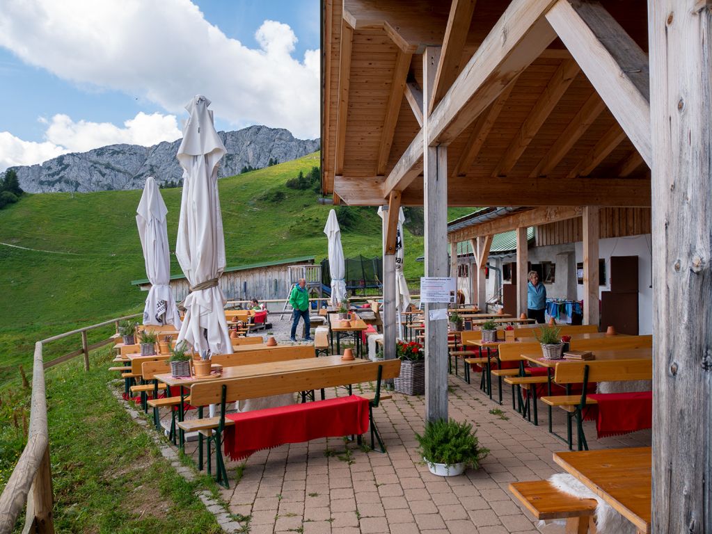 Terrasse der Höfener Alm - Die Terrasse der Höfener Alm. - © alpintreff.de / christian schön