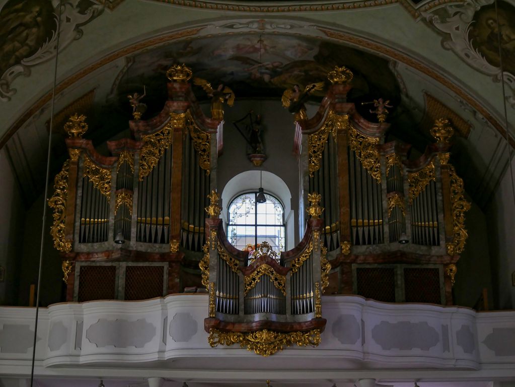 Neue Orgel in Hopfgarten - Die barocke Orgel der Pfarrkirche stammt erst aus dem Jahr 1998, ist also in Orgelbaumaßstäben nahezu flammneu. Sie stammt aus dem Orgelbau Metzler in der Schweiz. Das barocke Gehäuse stammt vom regionalen Tischler aus Itter. - © alpintreff.de / christian schön