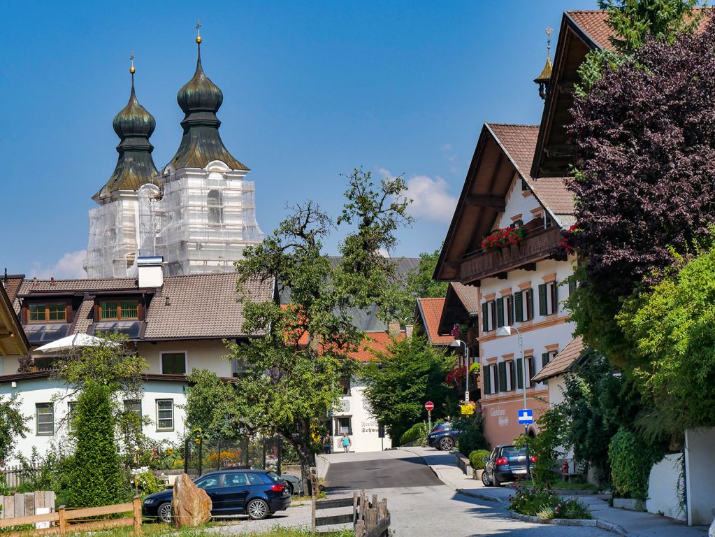 Auf nach Hopfgarten - Nachdem ich jetzt gefühlt wirklich lange genug auf irgendwelchen Bänken gesessen hatte, nutzte ich die Gelegenheit und machte noch einen kleinen Spaziergang ins Zentrum von Hopfgarten. Die Kirche war im Sommer 2018 leider durch Baumaßnahmen verhüllt. - © alpintreff.de / christian schön