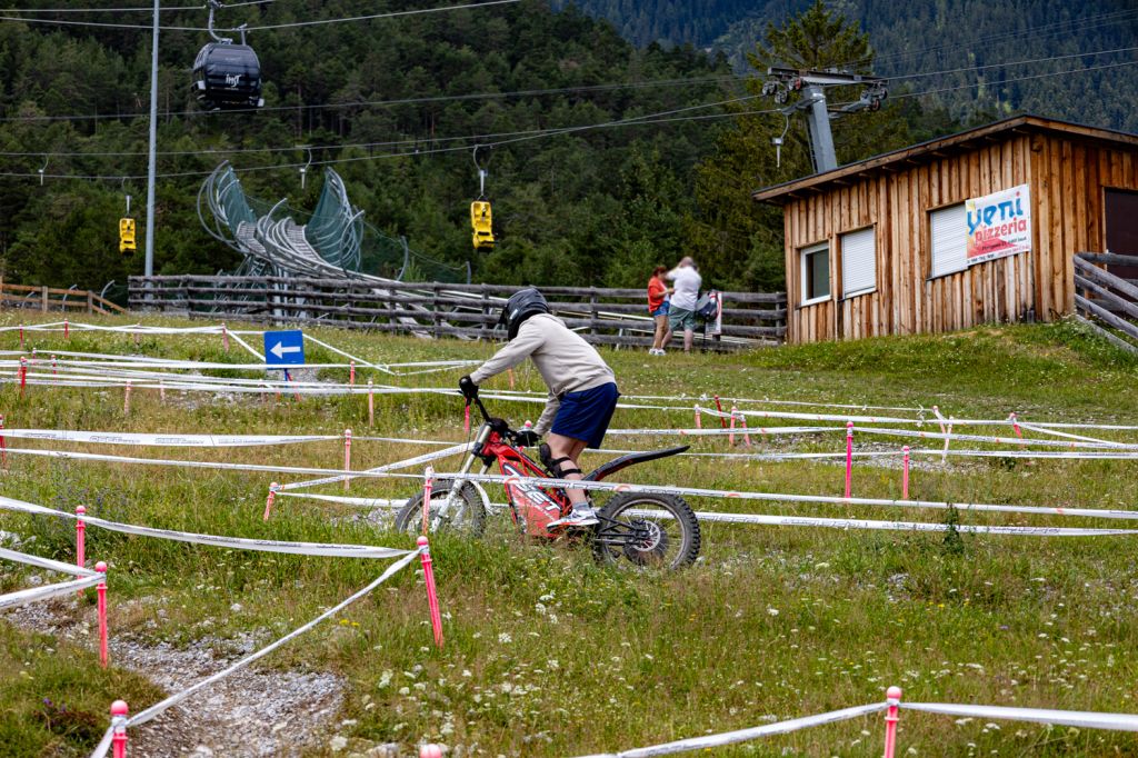 E-Trial - Hoch-Imst - Imst - Bilder - Die Eignung derr Altersklasse richtet sich nach der Körpergröße, Erfahrungen auf dem Fahrrad sind sehr vorteilhaft. Ältere dürfen natürlich auch fahren. - © alpintreff.de - Christian Schön E-Trial - Hoch-Imst - Imst - Bilder - Die Eignung derr Altersklasse richtet sich nach der Körpergröße, Erfahrungen auf dem Fahrrad sind sehr vorteilhaft. Ältere dürfen natürlich auch fahren. - © alpintreff.de - Christian Schön