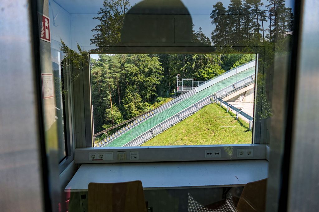 Der Medientum an der Bergiselschanze - Die Journalisten und Reporter sitzen -zum Beispiel bei der Vierschanzentournee- in solchen recht kleinen Kabinen. - © alpintreff.de - Christian Schön