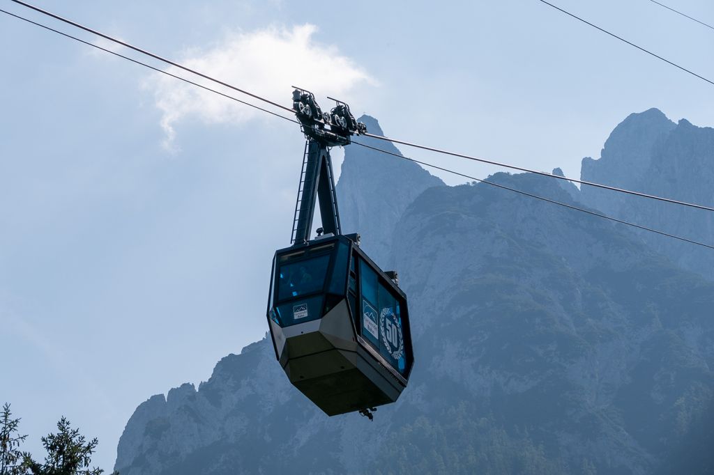 Karwendelbahn Mittenwald - Obgleich die Bergstation um etwa 700 Meter unterhalb der Seilbahn auf die Zugspitze liegt, ist der Anblick des Karwendelmassivs kaum weniger beeindruckend. - © alpintreff.de / christian Schön