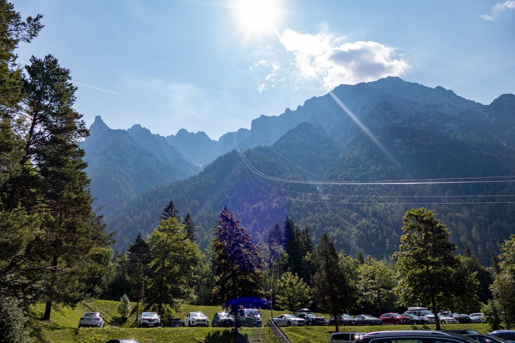 Karwendelbahn Mittenwald - Seit 1962 befördert die Karwendelbahn übrigens die Touristen auf den Berg. Die Kabinen fassen 25 Personen, so dass die Kapazität bei 350 Personen pro Stunde liegt. - © alpintreff.de / christian Schön