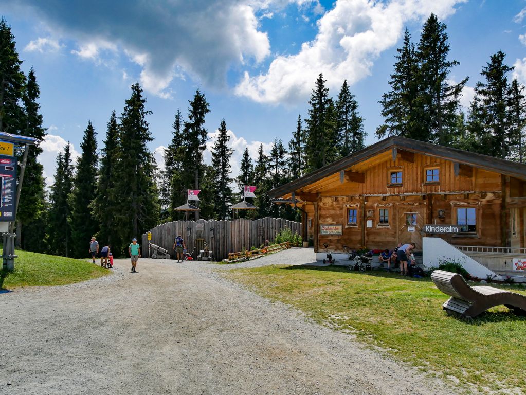 Kaiserwelt: Noch mehr Abenteuer - Die Kaiserwelt am Brandstadl bietet für die Kinder noch viel mehr Abenteuer. Kletterwald und Burgerlebnis inbegriffen. An der Kinderalm geht es los. - © alpintreff.de / christian schön Kaiserwelt: Noch mehr Abenteuer - Die Kaiserwelt am Brandstadl bietet für die Kinder noch viel mehr Abenteuer. Kletterwald und Burgerlebnis inbegriffen. An der Kinderalm geht es los. - © alpintreff.de / christian schön