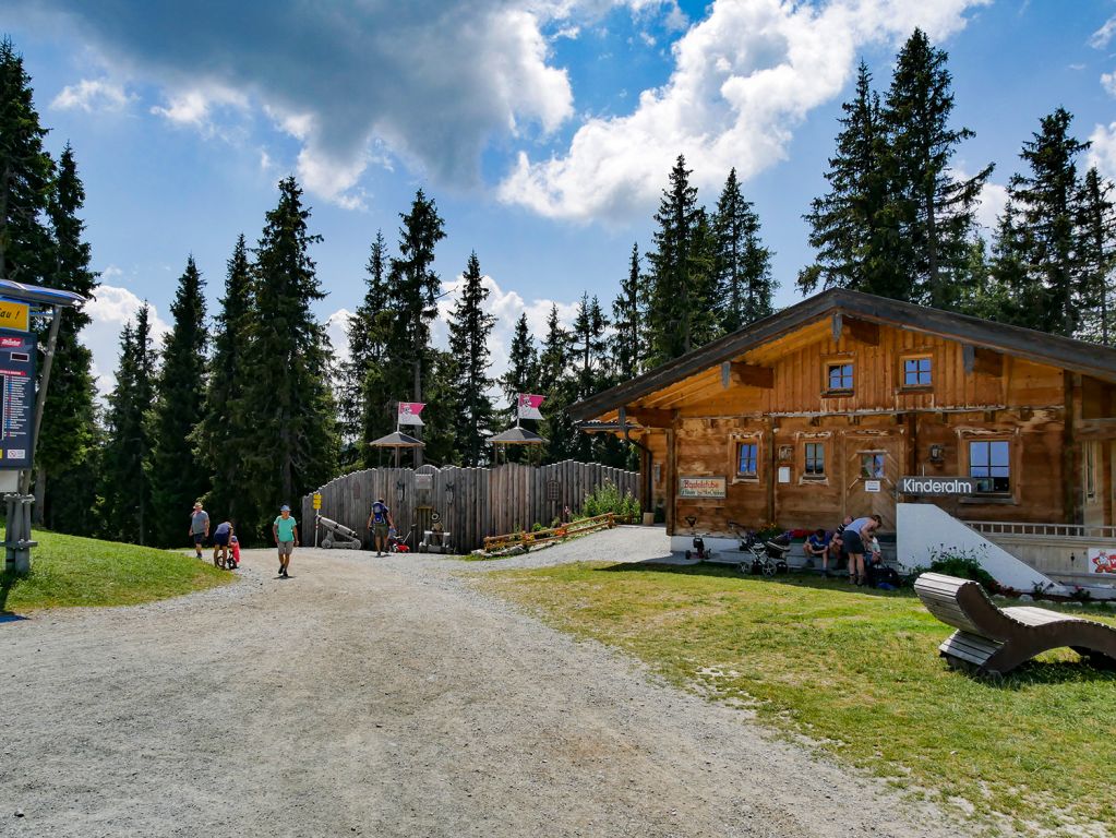 Kaiserwelt: Noch mehr Abenteuer - Die Kaiserwelt am Brandstadl bietet für die Kinder noch viel mehr Abenteuer. Kletterwald und Burgerlebnis inbegriffen. An der Kinderalm geht es los. - © alpintreff.de / christian schön