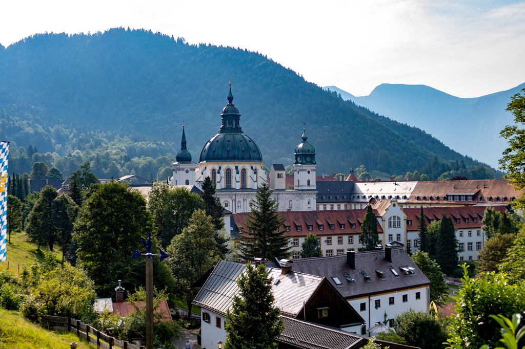 Kloster Ettal - Das Kloster Ettal liegt ziemlich genau in der Mitte zwischen Oberammergau und Garmisch-Partenkirchen. - © alpintreff.de / christian Schön