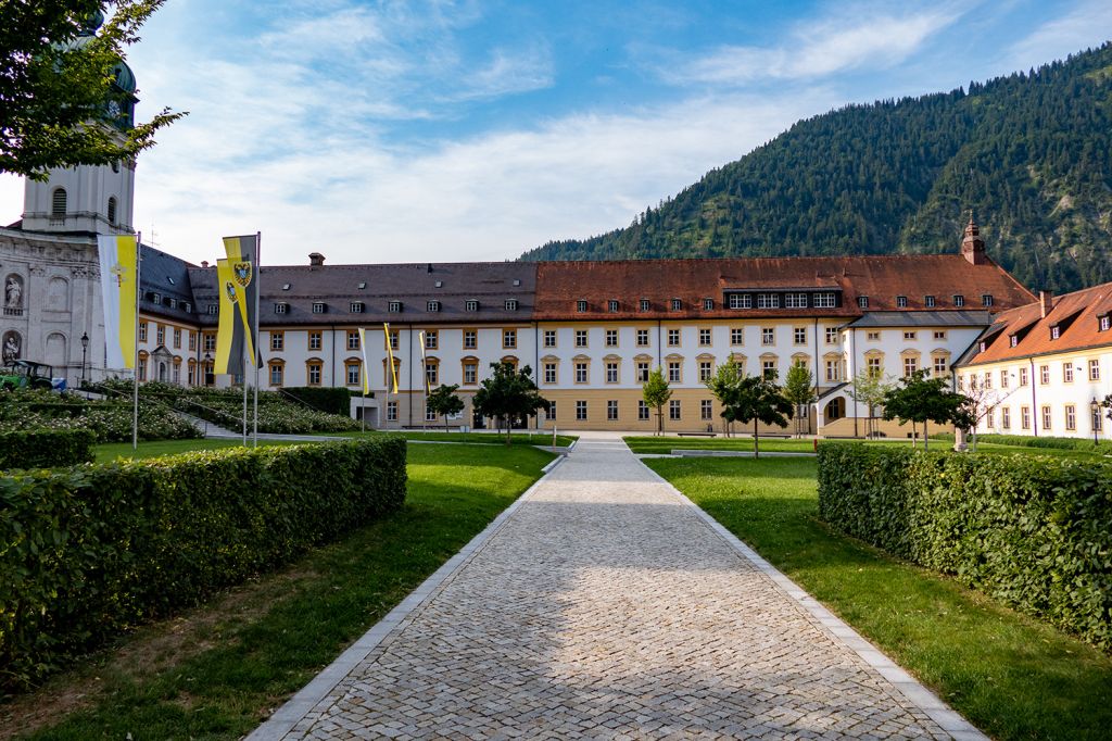 Kloster Ettal - Der Innenhof des Klosters. Die Anfänge des Klosters reichen übrigens bis ins Jahr 1330 zurück. - © alpintreff.de / christian Schön Kloster Ettal - Der Innenhof des Klosters. Die Anfänge des Klosters reichen übrigens bis ins Jahr 1330 zurück. - © alpintreff.de / christian Schön