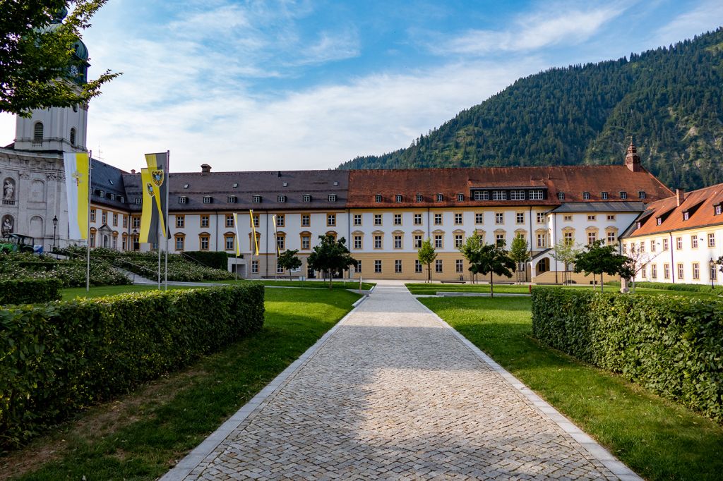 Kloster Ettal - Der Innenhof des Klosters. Die Anfänge des Klosters reichen übrigens bis ins Jahr 1330 zurück. - © alpintreff.de / christian Schön