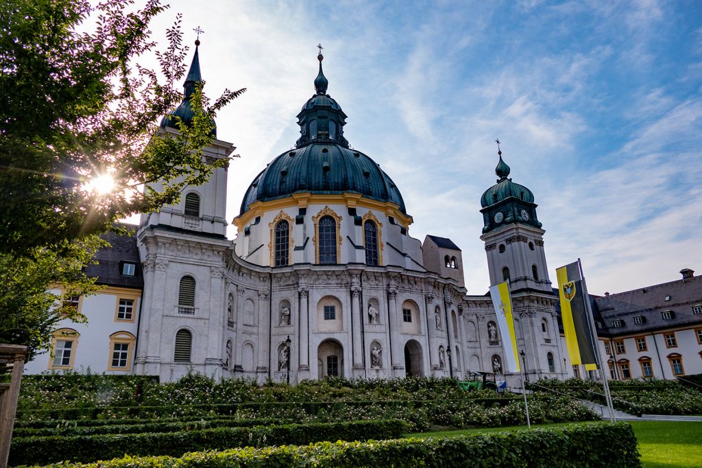 Kloster Ettal - Klosterbasilika - Die Basilika des Klosters Ettal. Da es sich um den Benediktinerorden handelt ist die Bezeichnung Kloster natürlich nur umgangssprachlich. Korrekt wäre Benediktinerabtei Ettal. - © alpintreff.de / christian Schön