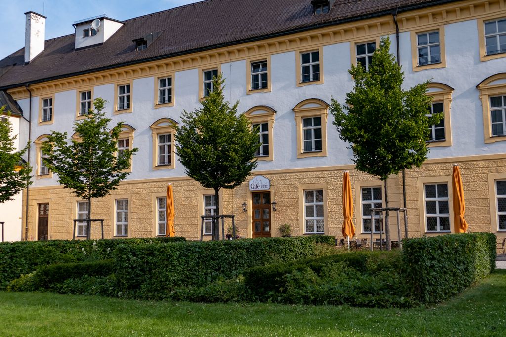 Kloster Ettal - Cafe 1330 - An die Jahreszahl der Gründung erinnert auch das Cafe 1330 im Klosterhof. - © alpintreff.de / christian Schön Kloster Ettal - Cafe 1330 - An die Jahreszahl der Gründung erinnert auch das Cafe 1330 im Klosterhof. - © alpintreff.de / christian Schön