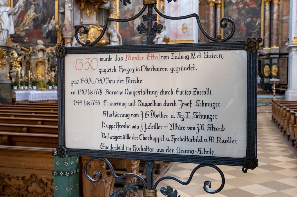 Kloster Ettal - Klosterbasilika - Eine Tafel am Eingang gibt einen kleinen Abriss der Historie der Basilika. - © alpintreff.de / christian Schön