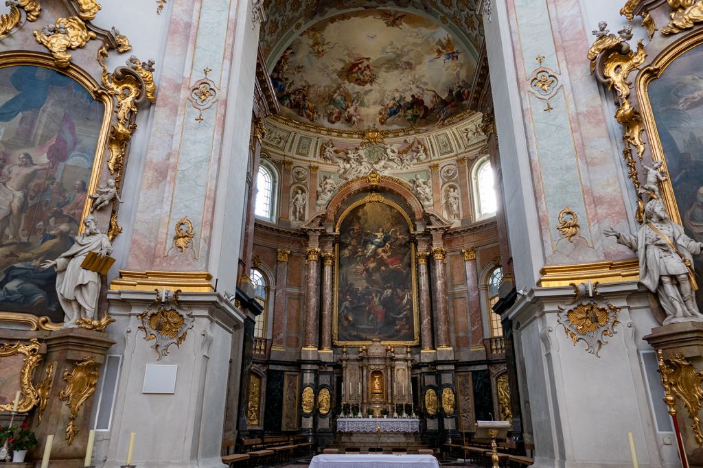 Kloster Ettal - Klosterbasilika - Blick auf den Altar und die prächtige Deckenbemalung. - © alpintreff.de / christian Schön Kloster Ettal - Klosterbasilika - Blick auf den Altar und die prächtige Deckenbemalung. - © alpintreff.de / christian Schön
