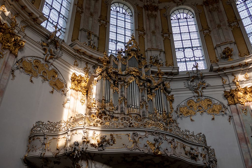 Kloster Ettal - Klosterbasilika - Klein aber fein: Die Orgel in der Klosterbasilika - © alpintreff.de / christian Schön