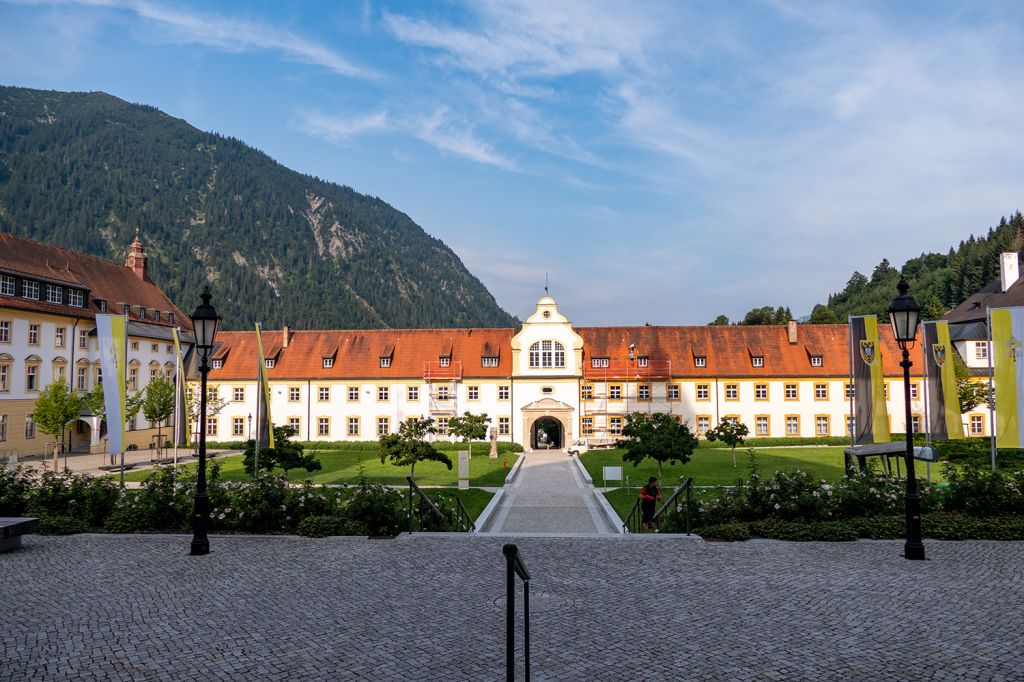 Kloster Ettal - Am Ausgang können wir noch einmal den wunderbaren Sonnenaufgang im Klosterhof betrachten. - © alpintreff.de / christian Schön Kloster Ettal - Am Ausgang können wir noch einmal den wunderbaren Sonnenaufgang im Klosterhof betrachten. - © alpintreff.de / christian Schön