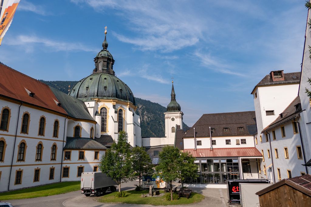 Kloster Ettal - Wirtschaftshof des Klosters Ettal mit Brauerei. - © alpintreff.de / christian Schön Kloster Ettal - Wirtschaftshof des Klosters Ettal mit Brauerei. - © alpintreff.de / christian Schön
