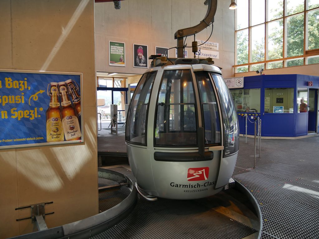 Kreuzeckbahn Garmisch-Partenkirchen - Die Kreuzeckbahn ist übrigens eine Zweiseil-Umlaufbahn. Mit Kabinen für jeweils bis zu 15 Personen. Drei Stützen führen hinauf. - © alpintreff.de / christian Schön