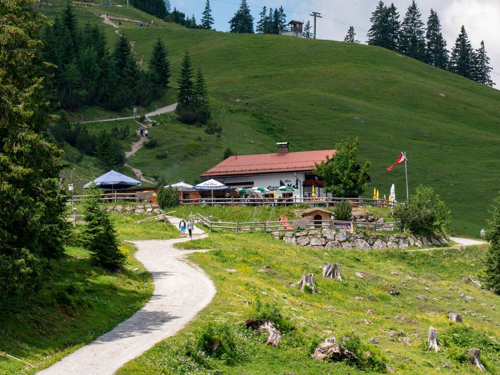 Almwirtschaft Krinnenalpe - Nach einem kurzen Fußweg gibt es die Alm Krinnenalpe. Hier lässt es sich aushalten. - © alpintreff.de / christian schön