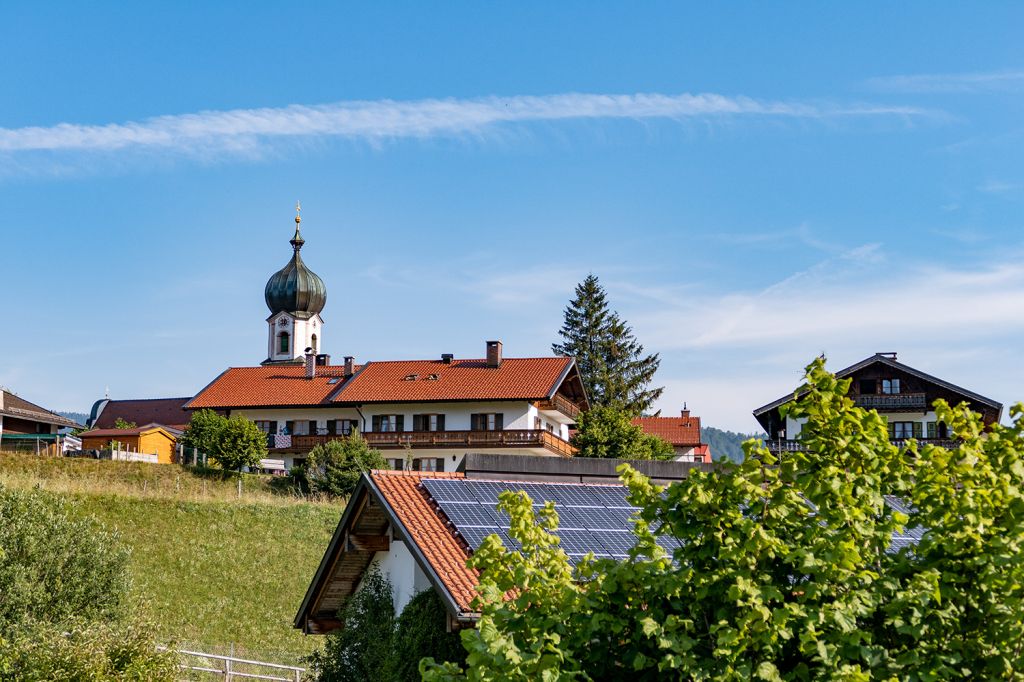 Krün - In Krün hat man fast das Gefühl, am Rand der Berge zu sein. Die Ebene strahlt eine gewisse Weite aus.  - © alpintreff.de / christian Schön