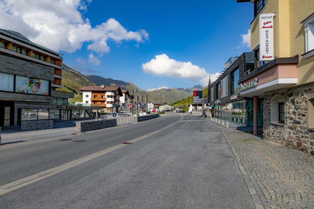 Kühtai in Tirol - Sommer-Eindrücke aus dem Ort - Im Sommer kannst Du von Kühtai aus wunderbar wandern und lange Touren unternehmen, zu Fuß oder mit dem Bike natürlich. Bekannt ist Kühtai für die prachtvolle Blüte der Alpenrosen, die von Ende Juni bis Ende Juli andauert und die sonst karge bergige Umgebung mit Farbe verwöhnt.  - © alpintreff.de - Christian Schön