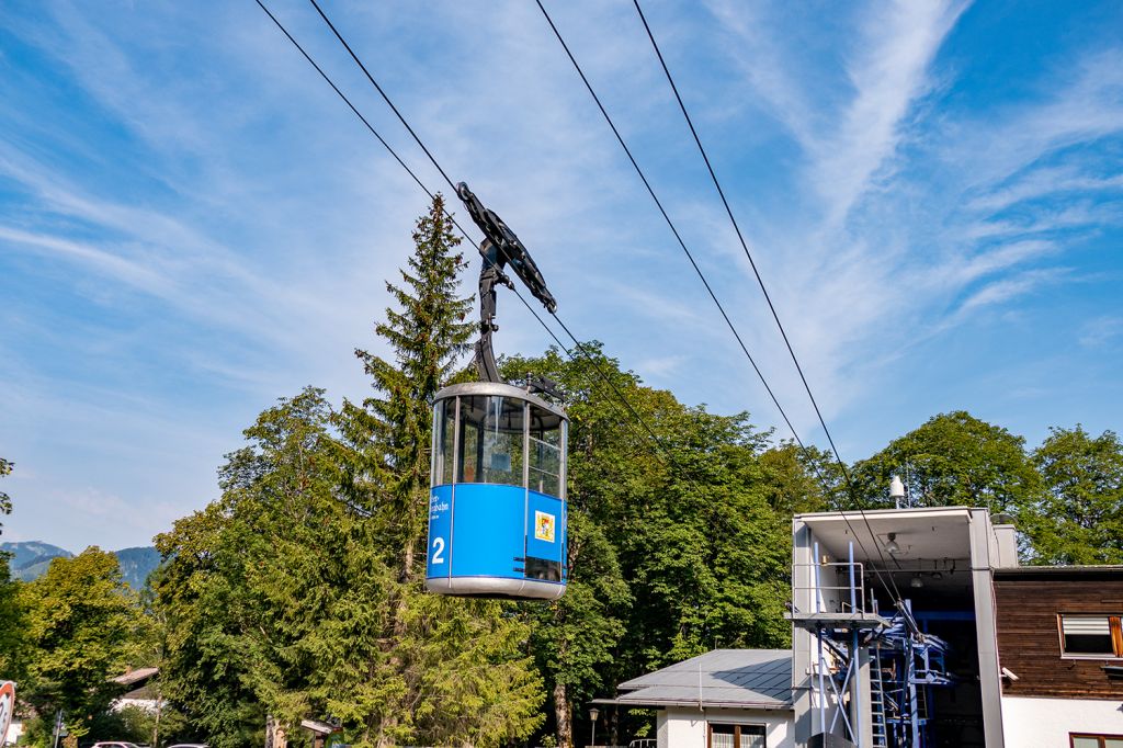 Laber Bergbahn Oberammergau - 11 Personen passen in eine Kabine. Da darf man sich schon Großkabinen-Umlaufbahn nennen. Als Zweiseilbahn ist die Laber-Bergbahn aber wirklich einzigartig. - © alpintreff.de / christian Schön