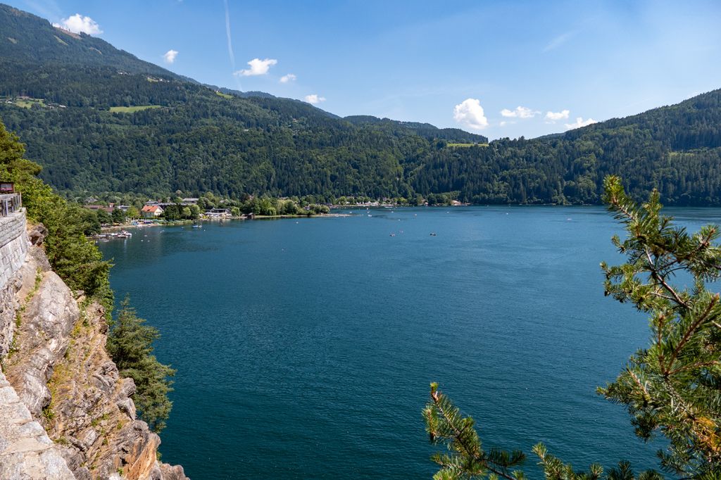 Millstätter See - Das Gesicht des Sees verändert sich bereits kurz hinter Millstatt. Vorbei ist es mit der relativ weiten Ebene. Schroffe Felsen kommen dann gerne mal zum Vorschein. - © alpintreff.de / christian Schön