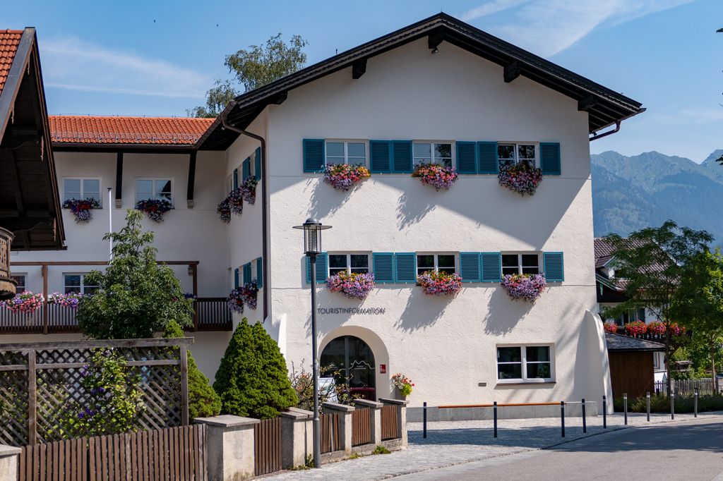 Mittenwald - Touristinfo - Die Tourismusinformation ist nicht ganz so farbenfroh, aber immer nett hergerichtet. - © alpintreff.de / christian Schön