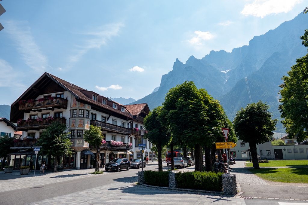 Bahnhofstraße Mittenwald - Die Bahnhofstraße in Mittenwald geht frontal auf das Karwendelgebirge zu. - © alpintreff.de / christian Schön