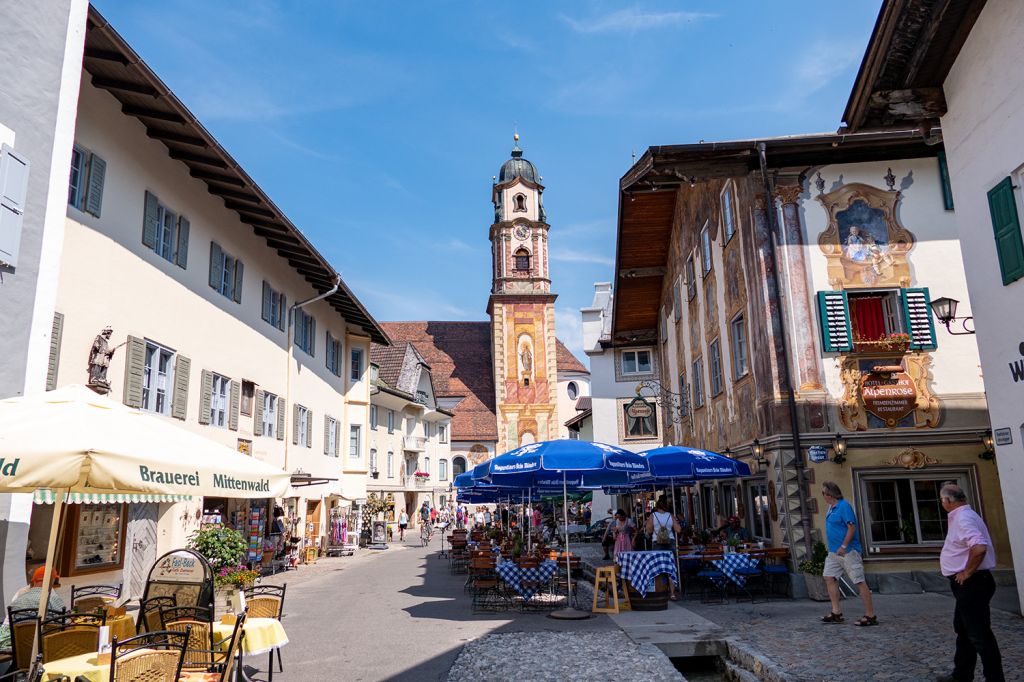 Mittenwald - Obermarkt Richtung Peter und Paul. - © alpintreff.de / christian Schön