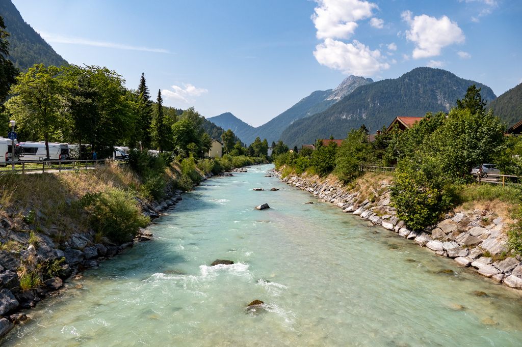 Mittenwald - Isar - Schön flanieren lässt sich auch entlang der Isar. Möglichkeiten für Camping und Caravaning gibt es hier auch.  - © alpintreff.de / christian Schön