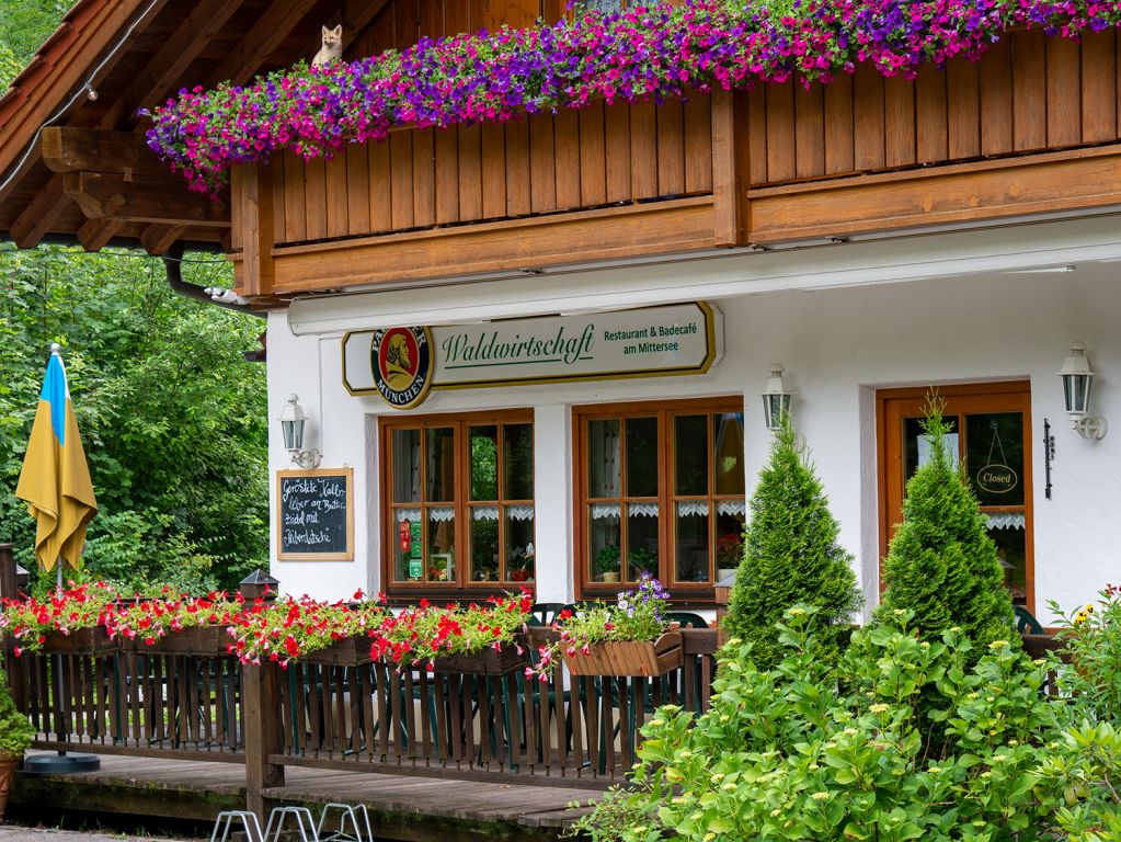 Waldwirtschaft am Mittersee - In der urigen Waldwirtschaft kann man gut einkehren. Sowohl vor als auch nach der Wanderung. Wenn man nicht gerade wie wir den Ruhetag erwischt. - © alpintreff.de / christian Schön