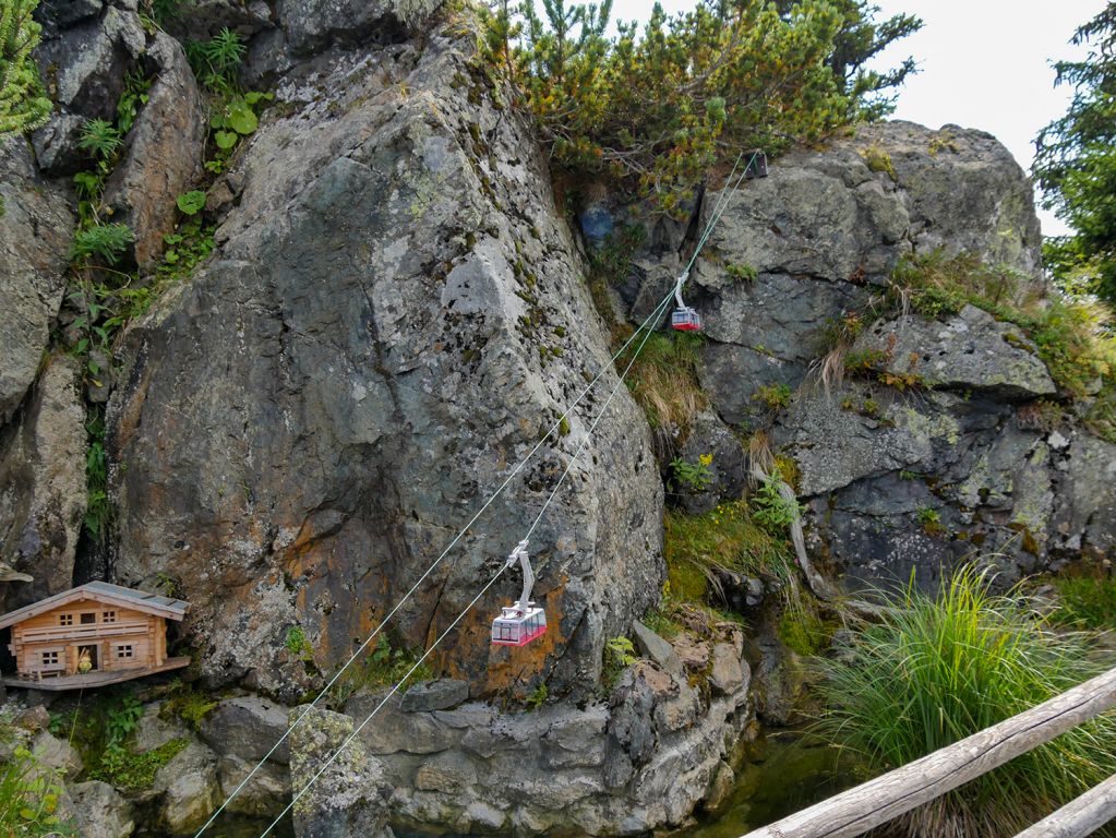 Nett gemacht: Modellseilbahn an der Bergstation - Ein kleines, nettes Gimmick: Die Modellseilbahn an der Bergstation. Ob die erhalten bleibt? - © alpintreff.de / christian schön