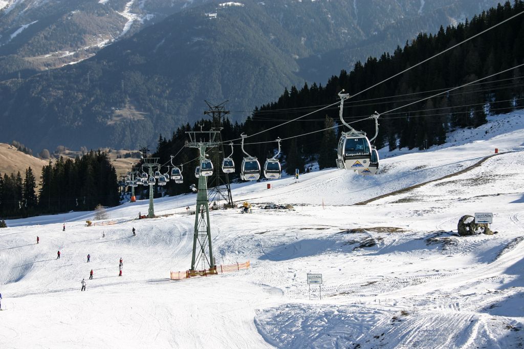 Oberer Streckenteil Murmlibahn Serfaus - Ansonsten verlief die Murmlibahn nahezu exakt parallel zur immer noch aktuellen 6er Komperdellbahn.  - © alpintreff.de / christian schön