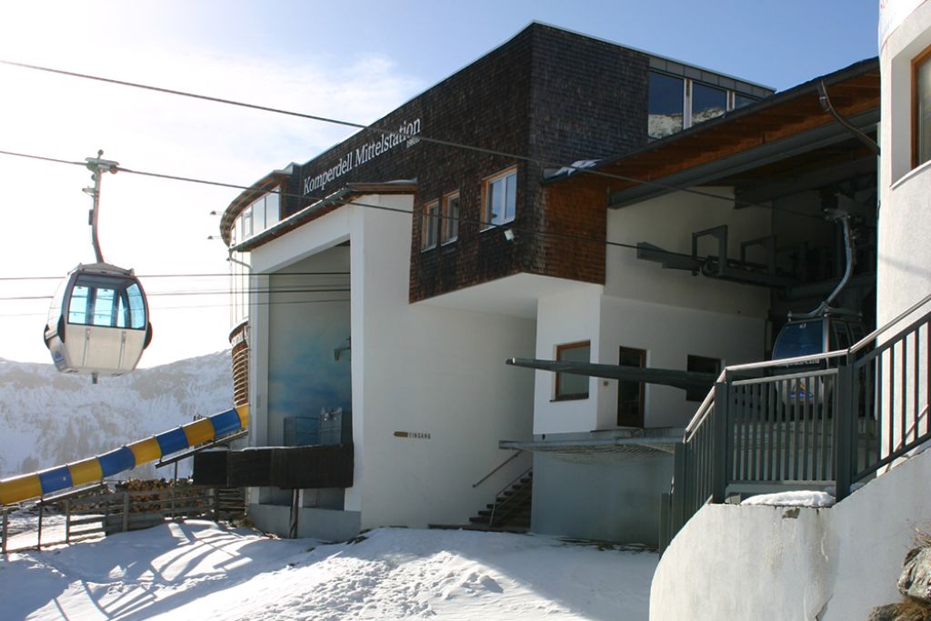 Bergstation Murmlibahn Serfaus - Die Einfahrt der Murmlibahn in der Bergstation existiert auch heute noch, ist allerdings verglast. Mit dem Neubau der Komperdellbahn im Winter 2023/24 fällt das allerdings wohl weg. - © alpintreff.de / christian schön