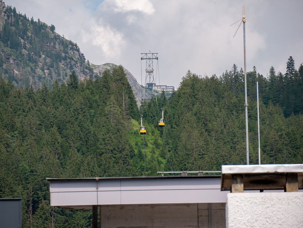 Nebelhornbahn von 1977 - Blick über die Talstation bis hinauf zur Mittelstation Höfatsblick. Bis 1991 war dort Schluss mit der Bahn. Erst seit 1991 verbindet die Gipfelbahn die Station Höfatsblick mit dem höchsten Punkt. - © alpintreff.de / christian Schön