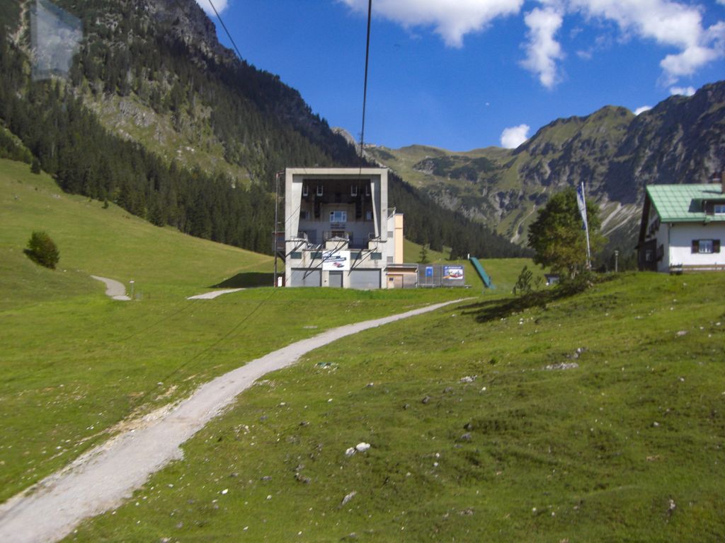 Nebelhornbahn von 1977 - Talseitige Einfahrt in die Station Seealpe. - © alpintreff.de / christian Schön