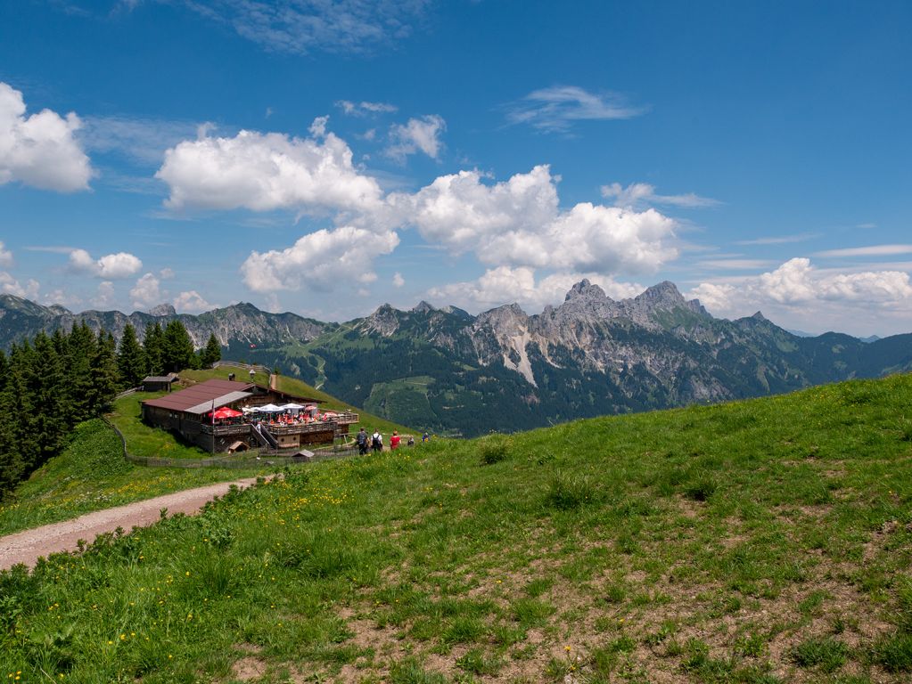 Einkehr in der Gundhütte - Die nächste Einkehrmöglichkeit am Neunerköpfle ist die Gundhütte. Sie liegt etwa 5 Minuten von der Bergstation entfernt. - © alpintreff.de / christian schön