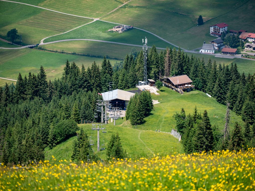 Neunerköpfle Sesselbahn - Und hier noch eine komplette Sicht der Sesselbahn Neunerköpfle. Unten liegt auch die Hubertushütte, die sowohl im Sommer als auch im Winter bewirtschaftet ist. - © alpintreff.de / christian schön