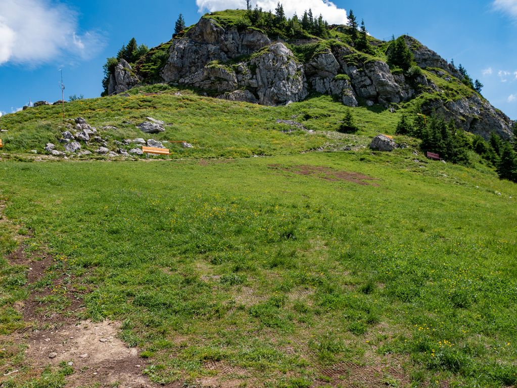 Startplatz für Gleitschirmflieger - Das Neunerköpfle ist ein hervorragendes Revier für Gleitschirmflieger. An unserem Besuchstag machte allerdings der recht starke Wind einen Strich durch diese Rechnung. - © alpintreff.de / christian schön