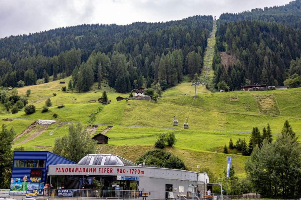 Panoramabahn Elfer - Neustift im Stubaital - Bilder - Die Panoramabahn Elfer ist im Winter Zubringerbahn zum gleichnamigen Skigebiet, im Sommer beliebter Einstieg zu zahlreichen Wanderungen. es erschließt sich eine herrliche Almenlandschaft vor der schroffen Kulisse von Elfer, Zwölferspitze und Habicht im Stubaital. - © alpintreff.de - Christian Schön