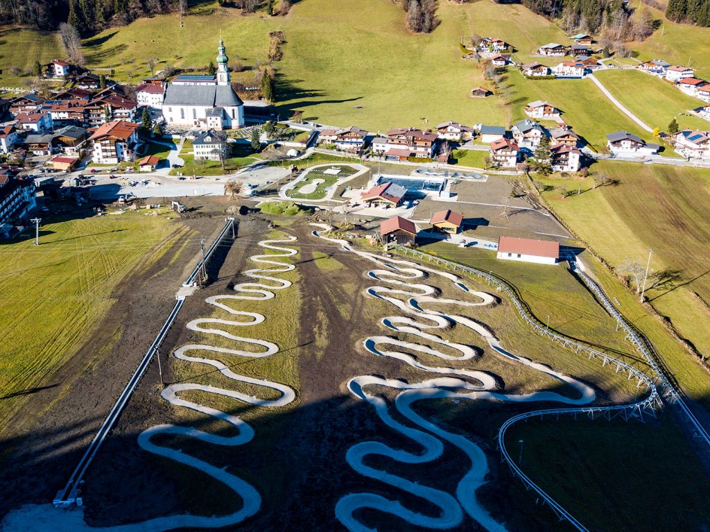 Kurvenreich - Alle Wegen führen hinunter. Links und in der Mitte die Trails und rechts der Alpine Coaster. - © Wildschönau Tourismus, Alex Mayr