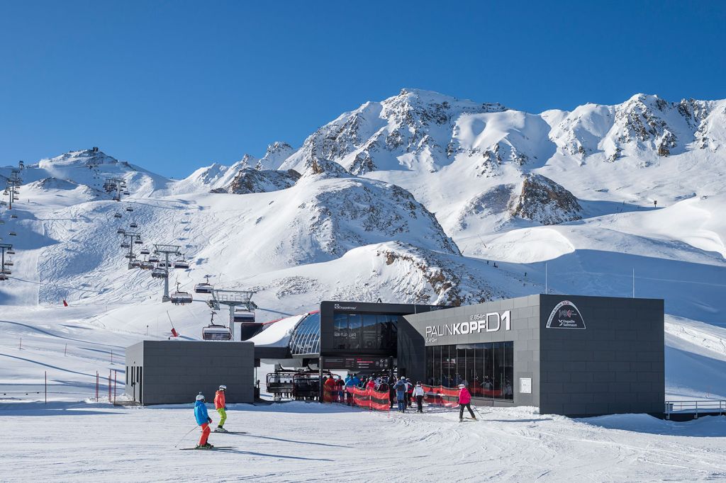 Palinkopfbahn in Ischgl - Die Palinkopfbahn war übrigens die erste Anlage nach Doppelmayrs neuem D-Line System im Skigebiet Ischgl. Die ein Jahr vorher errichtete Flimjochbahn ist noch aus der älteren Generation. - © TVB Paznaun - Ischgl Palinkopfbahn in Ischgl - Die Palinkopfbahn war übrigens die erste Anlage nach Doppelmayrs neuem D-Line System im Skigebiet Ischgl. Die ein Jahr vorher errichtete Flimjochbahn ist noch aus der älteren Generation. - © TVB Paznaun - Ischgl