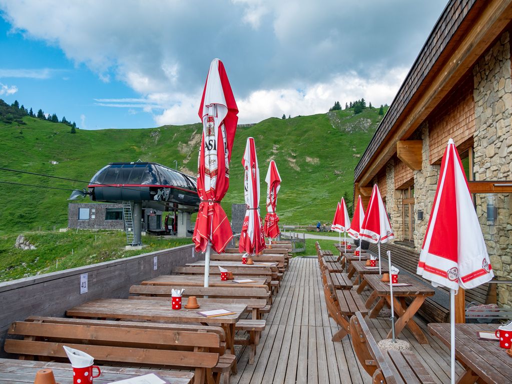 Panoramarestaurant Hahnenkamm - Das Panoramarestaurant Hahnenkamm liegt direkt neben der Bergstation der Seilbahn. - © alpintreff.de / christian schön