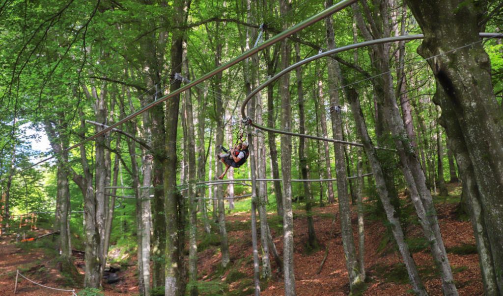 Fly-Line - Ob zusammen oder allein - die Fly-Line macht eine Menge Spaß. Ab einem Gewicht von 12 kg ist die Fly-Line nutzbar. - © kletterwald.at Fly-Line - Ob zusammen oder allein - die Fly-Line macht eine Menge Spaß. Ab einem Gewicht von 12 kg ist die Fly-Line nutzbar. - © kletterwald.at