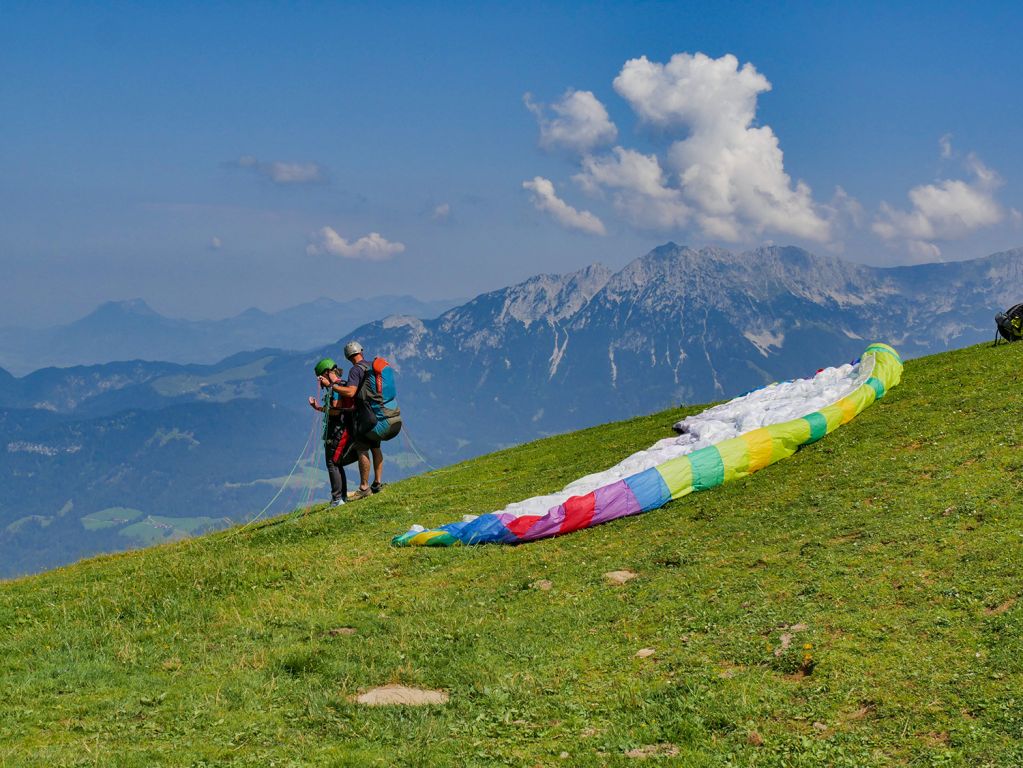 Startplatz für Gleitschirmflieger auf der Hohen Salve - Direkt neben dem Gipfelrestaurant können die Gleitschirmflieger starten. Und das tun auch viele. - © alpintreff.de / christian schön